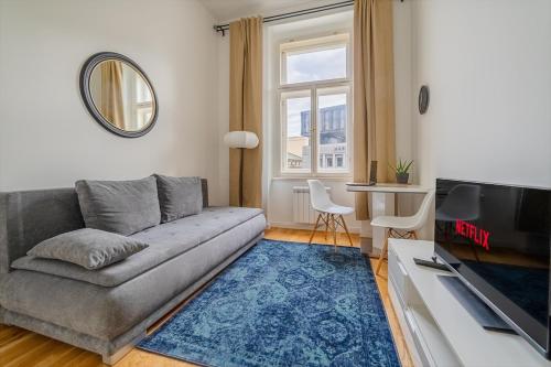 Historic Cozy Apartment with National Museum View, Прага