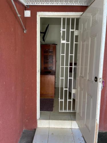 Paradise place small studio in Discovery Bay