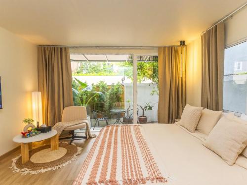 Studio room with private garden in Center Sathorn, Bangkok