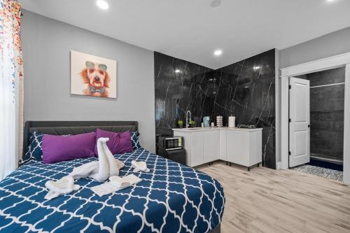 King Bed & Spacious Hideaway for One or Two near พิพิธภัณฑ์รถศิลปะ