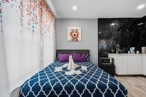 King Bed & Spacious Hideaway for One or Two near พิพิธภัณฑ์รถศิลปะ