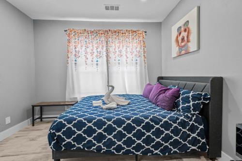 King Bed & Spacious Hideaway for One or Two near พิพิธภัณฑ์รถศิลปะ