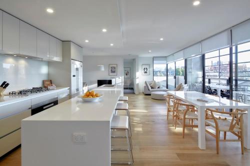 مطبخ, شقق 381 كريمورن (381 Cremorne Apartments) in ريتشموند