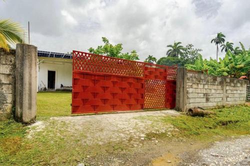 East palm estate hostel in بورت انتونيو