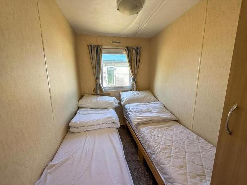 Great Caravan At Valley Farm Holiday Park, Essex Ref 46583V