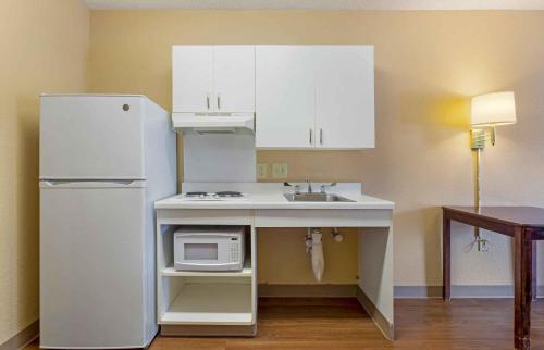 Queen studio with 1 Queen Bed - Disability Access/Non-Smoking room in Extended Stay America Suites - Houston - NASA - Johnson Space Center