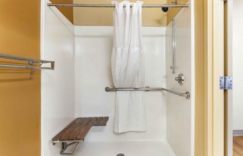 Queen studio with 1 Queen Bed - Disability Access/Non-Smoking image 10