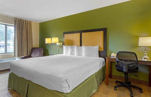 Studio with 1 King Bed - Non-Smoking room in Extended Stay America Suites - Houston - NASA - Johnson Space Center