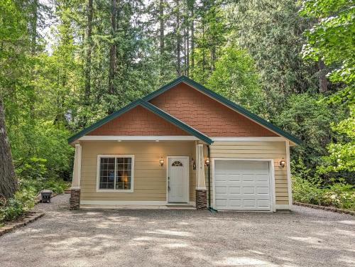 Fairway Paradise | AC, Hot Tub, BBQ, Packwood