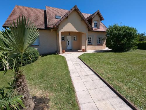 . Gîte spacieux à Fretigney avec jardin et billard, idéal pour 8 pers.