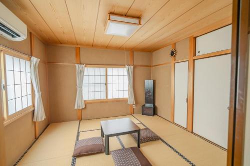 箱根湯本入り口 コンビニ横 徒歩駅5分 駐車場有り うなぎ名店横 和風貸切