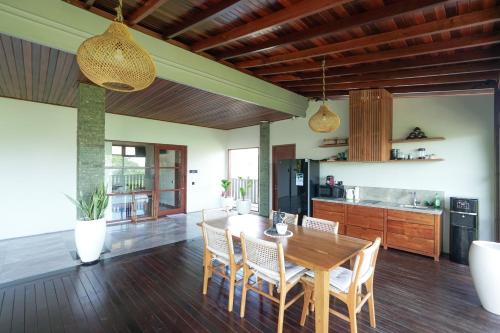 Tropical Beach House Bali 5