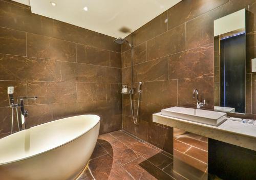 room detail thumbnail 2
