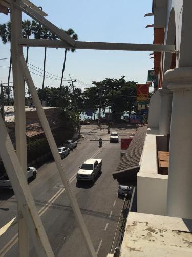 Rosie's Bar and Guesthouse พัทยา