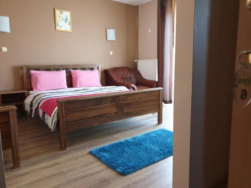 Regent Blue Crystal Pool in Baile Felix