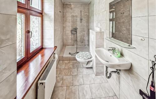 Vannas istaba, Nice Apartment In Szyldak With Sauna in Grabin