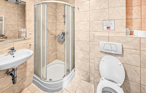 Vannas istaba, Nice Apartment In Szyldak With Sauna in Grabin