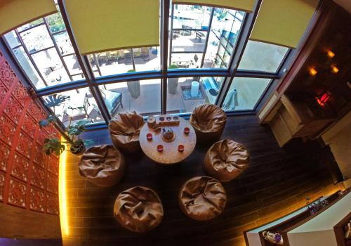Opera Suite Hotel - image 4