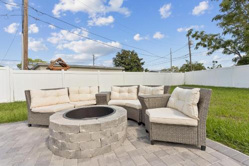 3Bd 2Ba House with Parking Laundry and Large Patio in Largo, USA