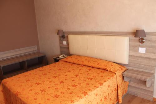 3 twin beds