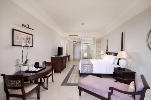 Deluxe Room image 3