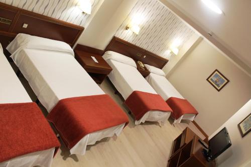 4 twin beds