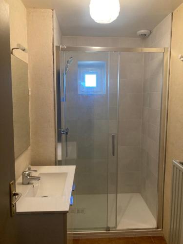 Душ, 4 bedroom family home in Драси-Ле-Форт
