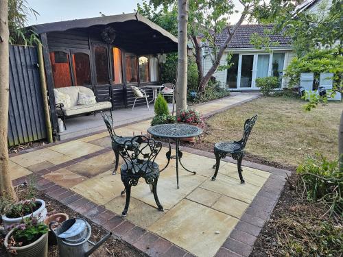 Luxury Self Catering with Cosy Cabin & Sauna in Colchester in Lexden