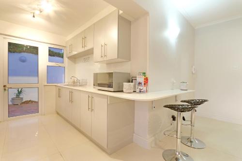 Camps Bay Beach Apartment - image 8