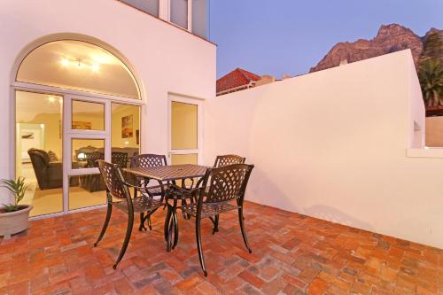 Camps Bay Beach Apartment - image 2