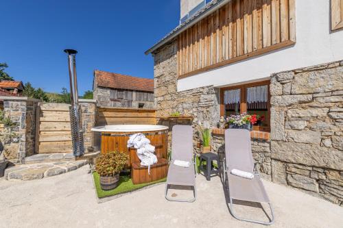 Old house Rustica with pool, jacuzzi and tavern - Valincic in Brinje