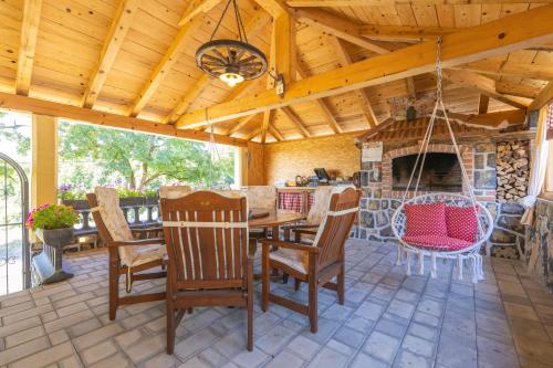 Old house Rustica with pool, jacuzzi and tavern - Valincic in Brinje