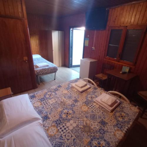 3 twin beds