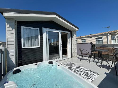 Sunnymede B5 - Fantasy Island - HOT TUB, ramped decking, patio doors, central heating, pet friendly - Meadow Lakes Caravan & Lodge Hire