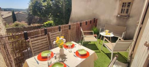 T3 avec sa terrasse au cœur du village médiéval (T3 avec sa terrasse au cœur du village medieval) in Sauzet (Rhone-Alpes)