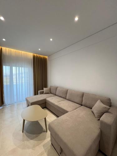 One-Bedroom Apartment with Lake View image 2