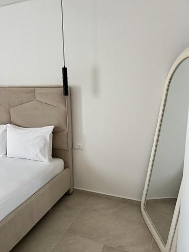 One-Bedroom Apartment with Lake View image 4
