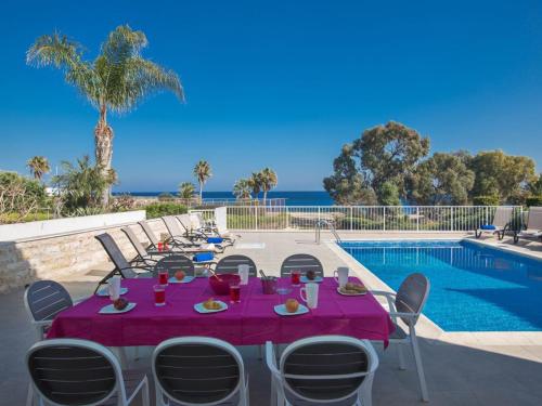 Villa Mesogi Seafront, Stunning 4Bdr Fontline Protaras Villa, Protaras
