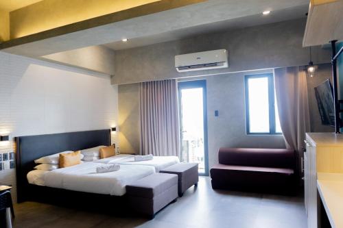 Spacious Condo with 50in TV & Netflix, Near Malls, Manila