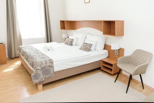 1 queen bed, 1 twin bed