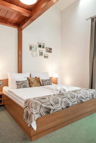 2 bedrooms, 4 beds
