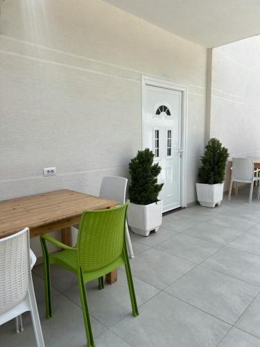 One-Bedroom Apartment with Lake View image 9