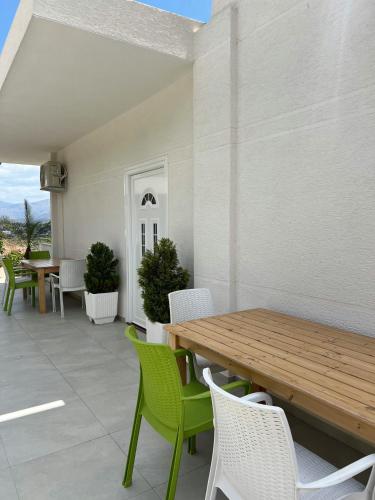 One-Bedroom Apartment with Lake View image 8