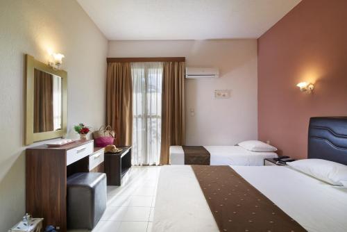 1 double bed, 1 twin bed