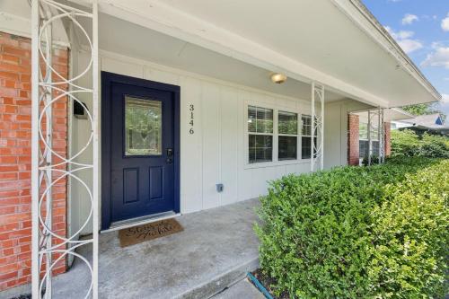 Boho Bungalow near DFW Airport in Фармерс Бранч