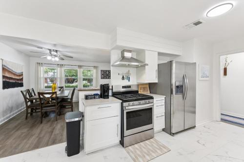 Boho Bungalow near DFW Airport in Фармерс Бранч