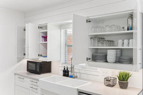 Boho Bungalow near DFW Airport in Фармерс Бранч