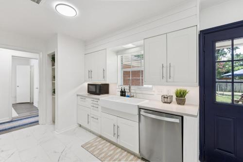 Boho Bungalow near DFW Airport in Фармерс Бранч