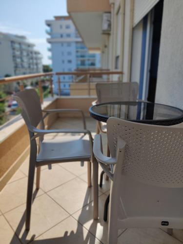 Spacious 2-Bedroom Apartment with Underground Parking – khách sạn tại Sakes