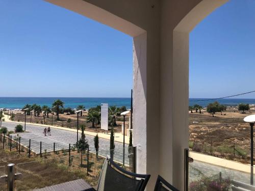 Lighthouse Beach - 3BR Seafront Apt 50m to Beach with Sea Views - Sleeps 6, Paphos (foto 5)